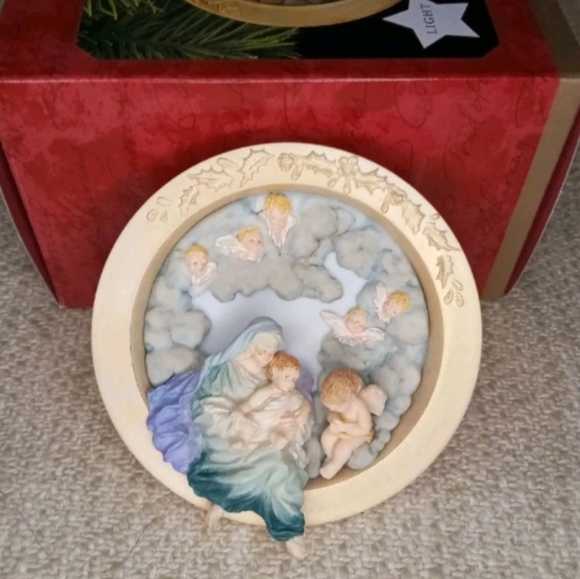 1997 Hallmark Keepsake "Madonna and Child" Magic Light Christmas Ornament - Picture 3 of 8